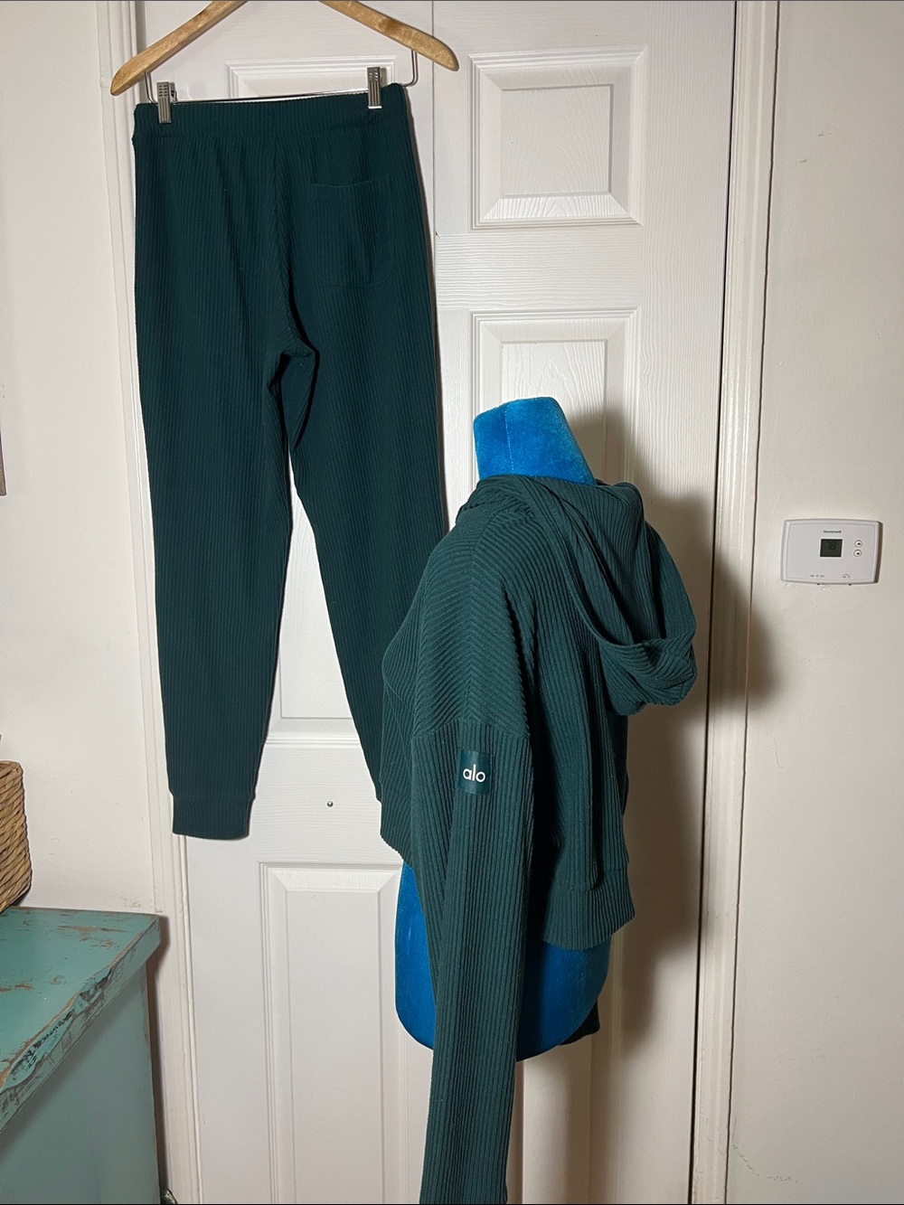 Alo Yoga Muse 2 Piece Cropped Hoodie and Jogger Set Small - Picture 5 of 8